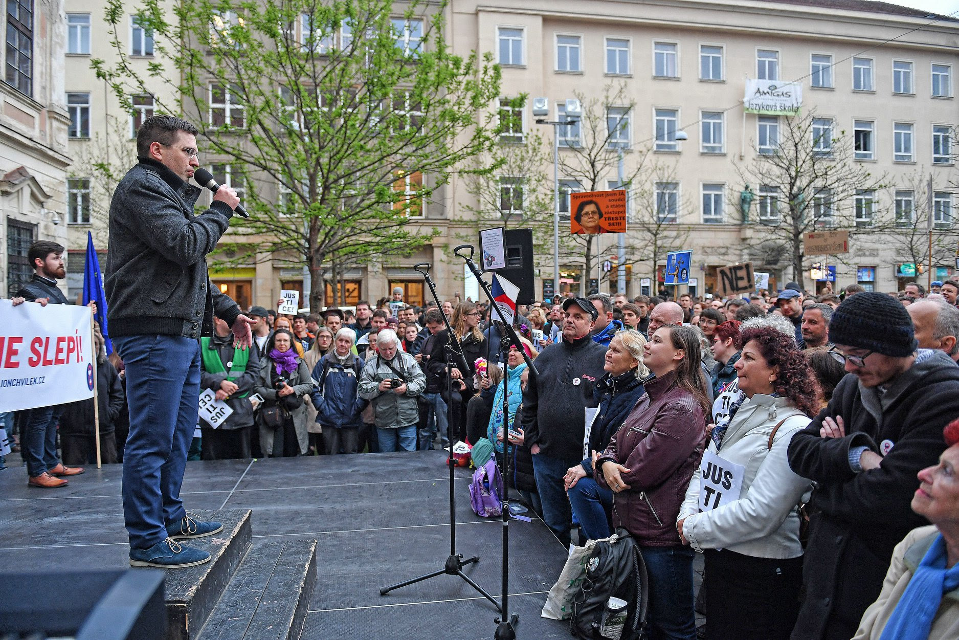 Zakladatel Rekonstrukce státu Pavel Franc z Frank Bold mluví na demonstraci za nezávislou justici v Brně, duben 2019